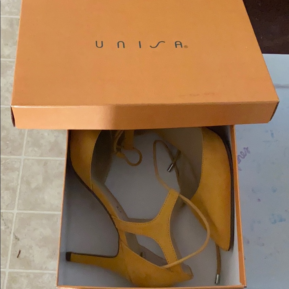 Women’s casual/dressy shoes